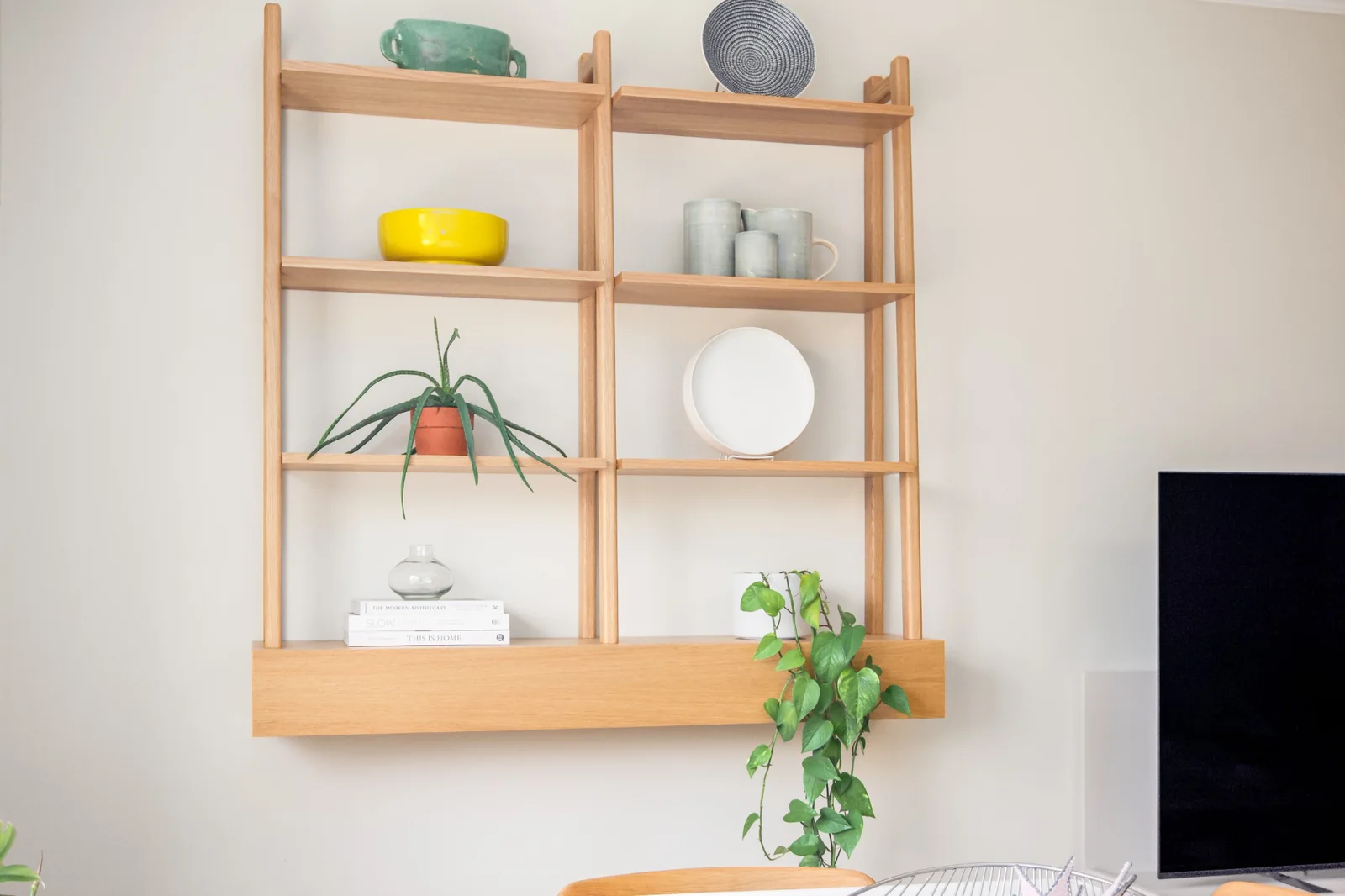 Detailaufnahme eines Holzregals mit Pflanzen