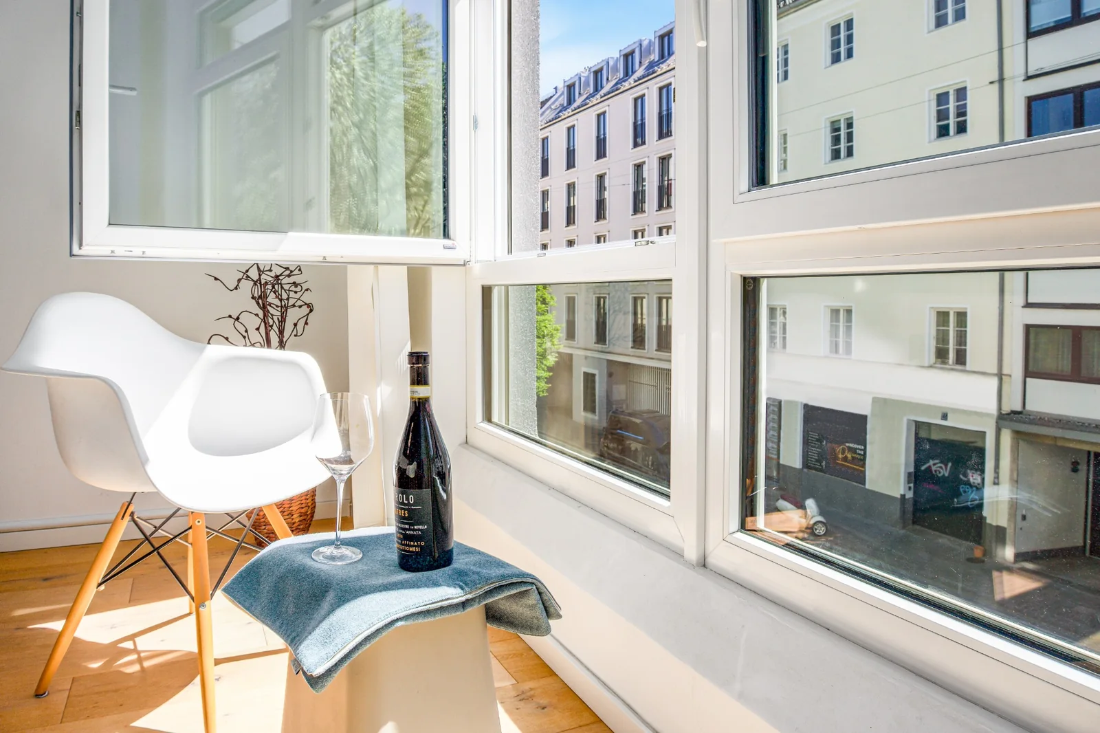 Heller Fensterplatz als besonderes Merkmal einer Ferienwohnung