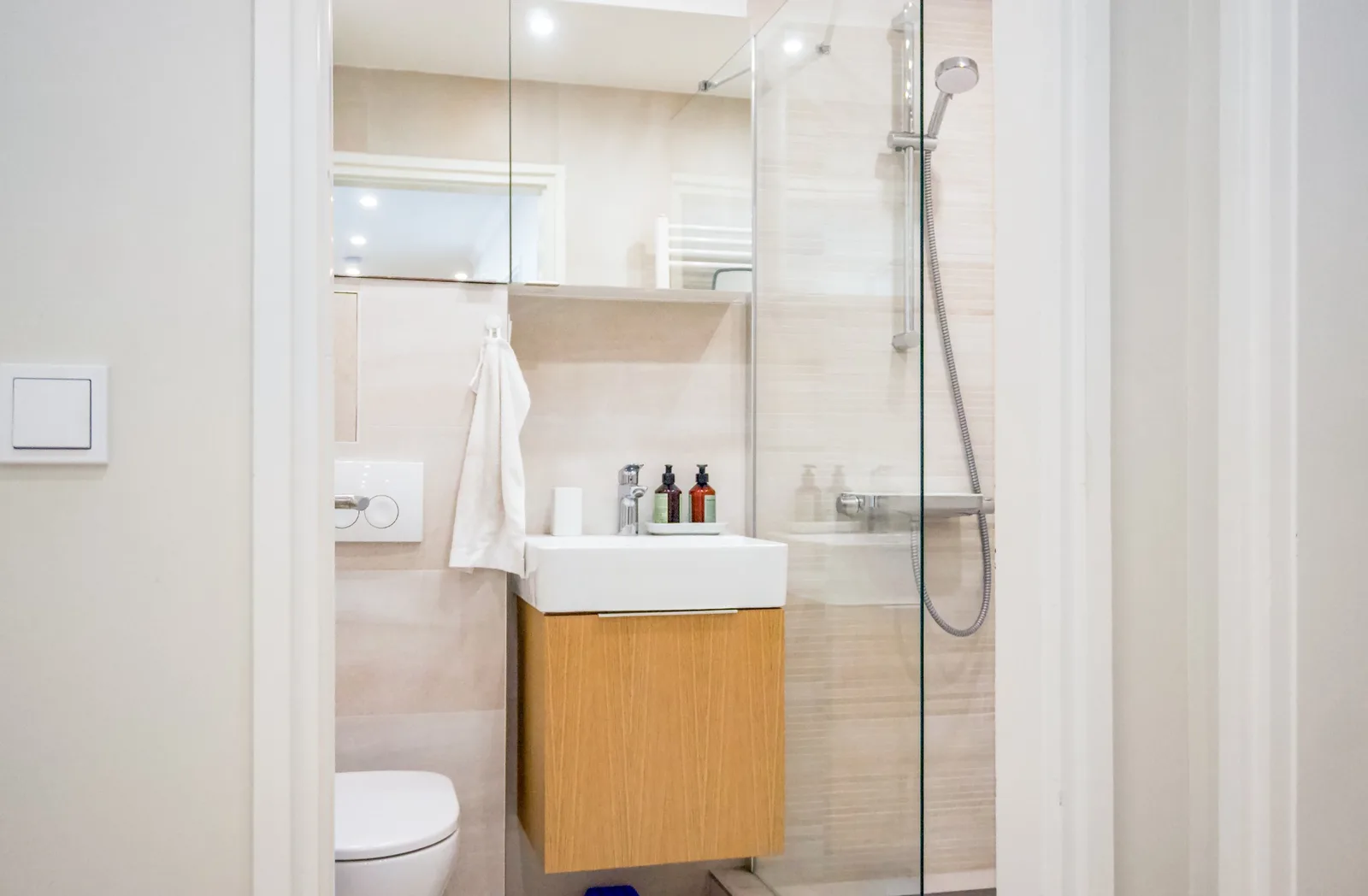 Modernes Bad mit Glasdusche