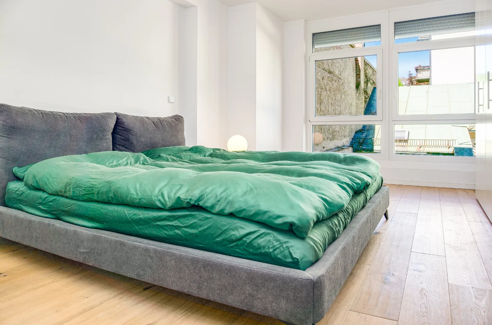 Schlafzimmer mit großer Fensterfläche