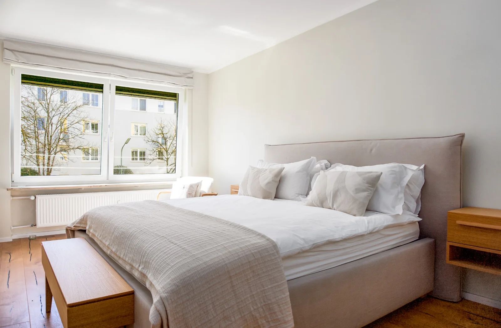 Helles Schlafzimmer mit breiter Fensterfront