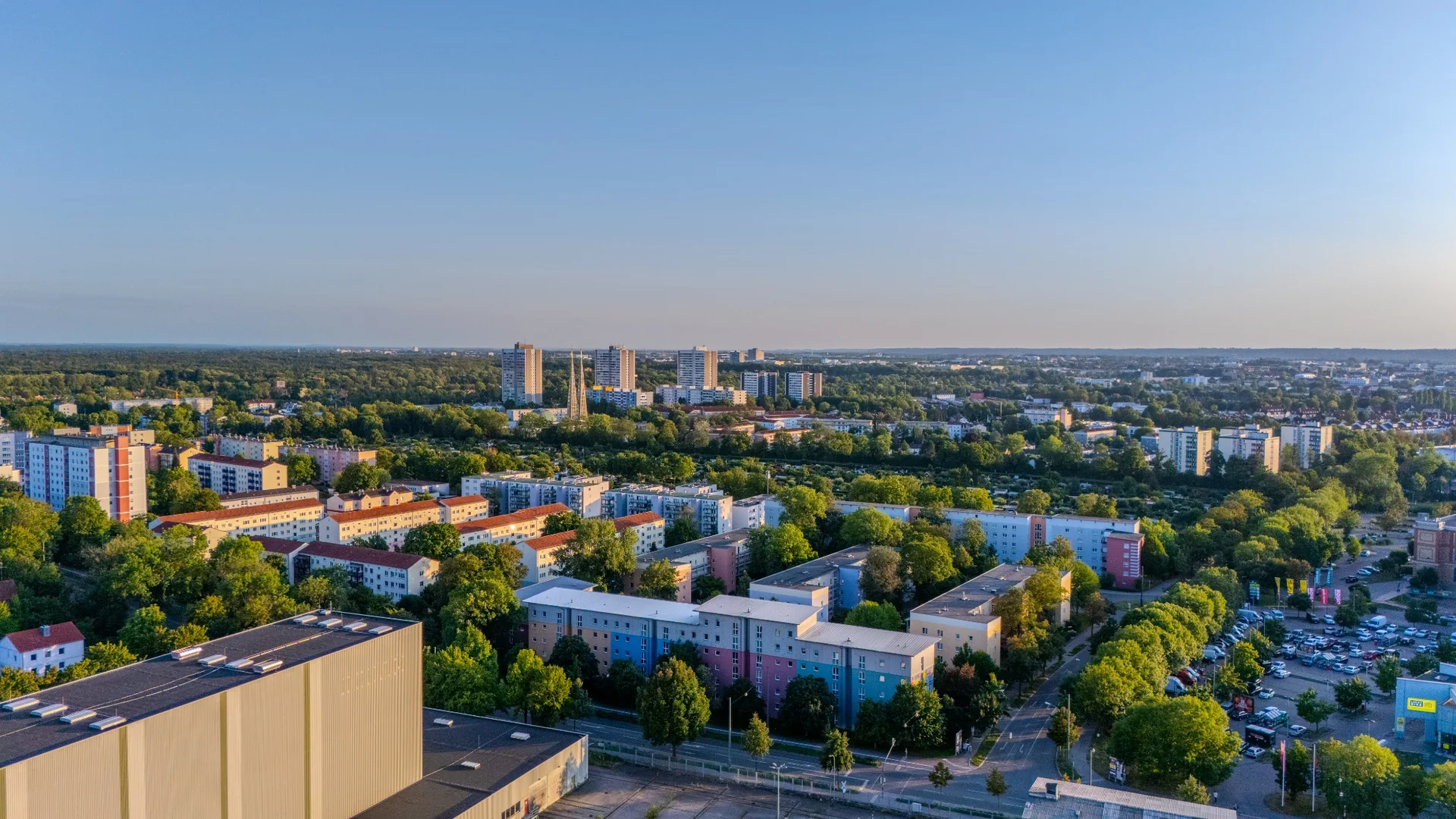 Weite Drohnenaufnahme über eine Stadtlandschaft