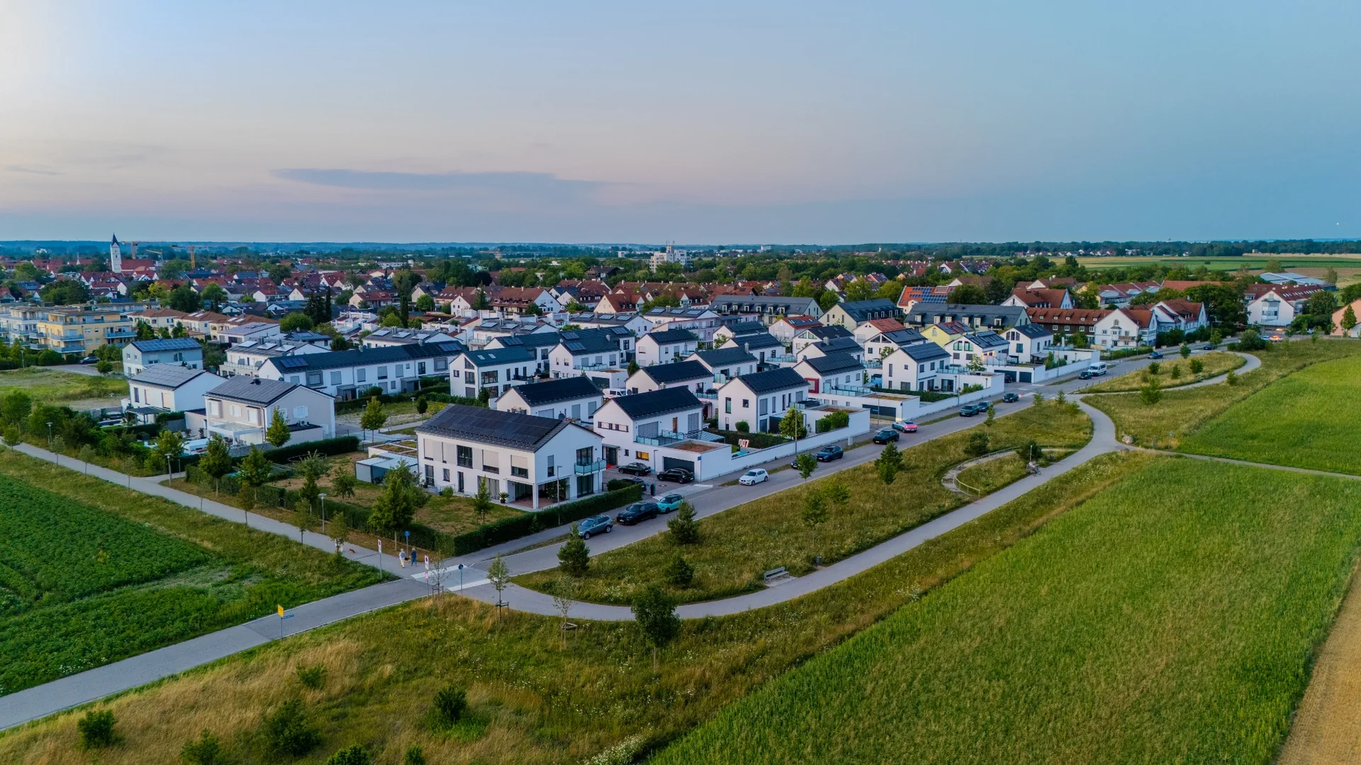 Drohnenaufnahme eines Wohnquartiers mit angrenzender Landschaft