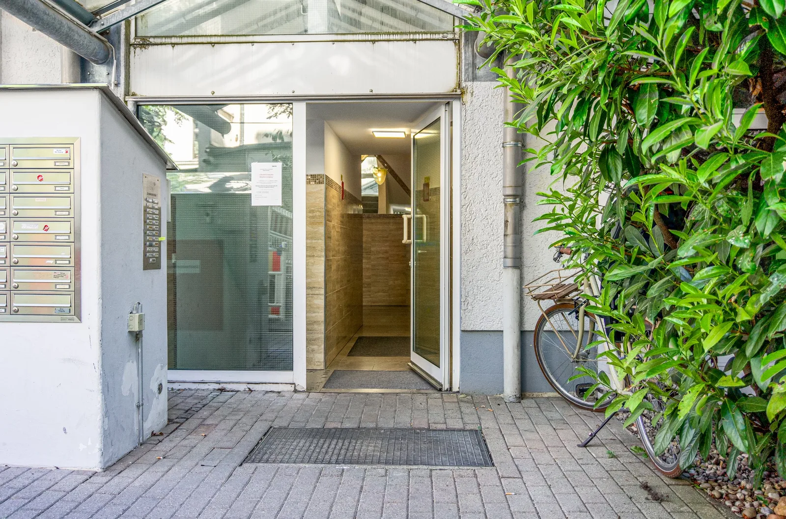 Begrünter Innenhofzugang zu einem Wohngebäude