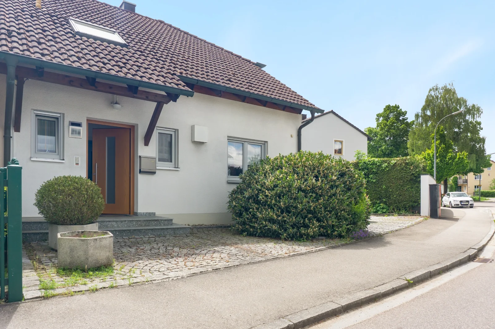 Straßenseitige Außenansicht eines Wohnhauses