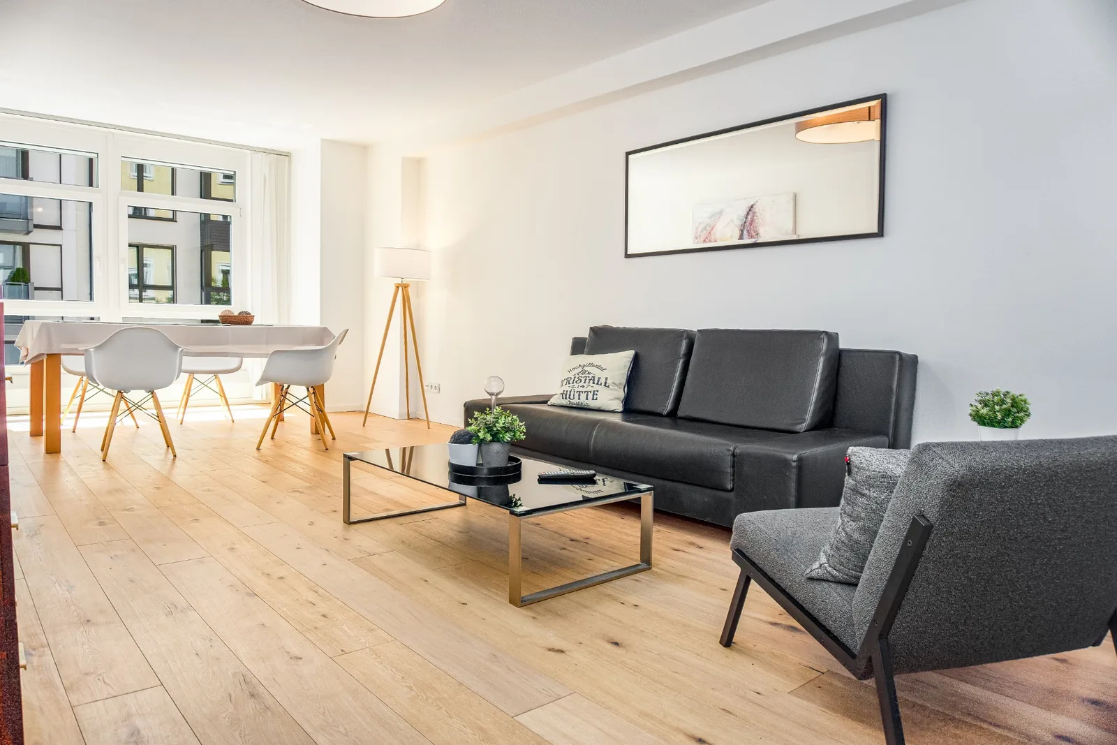 Breiter Wohn- und Essbereich als professionelles Immobilienfoto